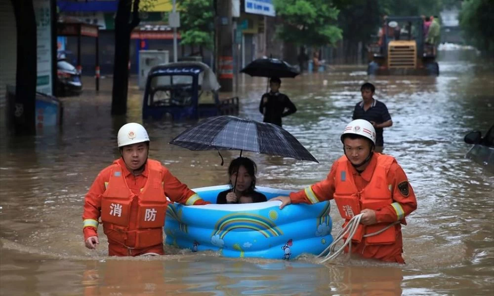 Τουλάχιστον 140 νεκροί ή αγνοούμενοι στην Κίνα από τις φονικές πλημμύρες
